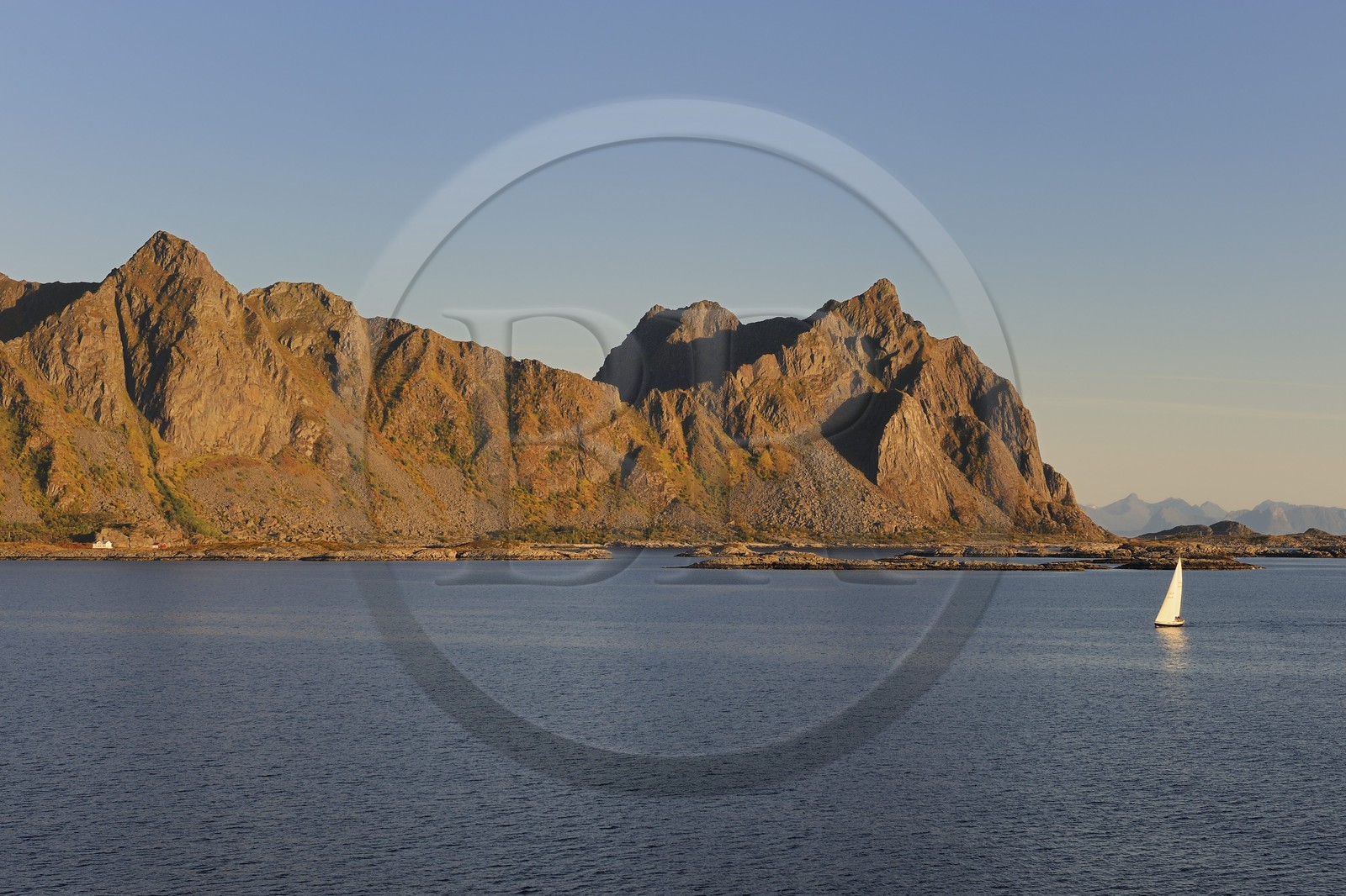 Norvège, Nordland, Iles Lofoten, côte au nord de Svolvaer à la sortie du Raftsundet