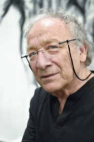 France, Ivry-sur-Seine (94), l'artiste plasticien Ernest Pignon-Ernest dans son atelier