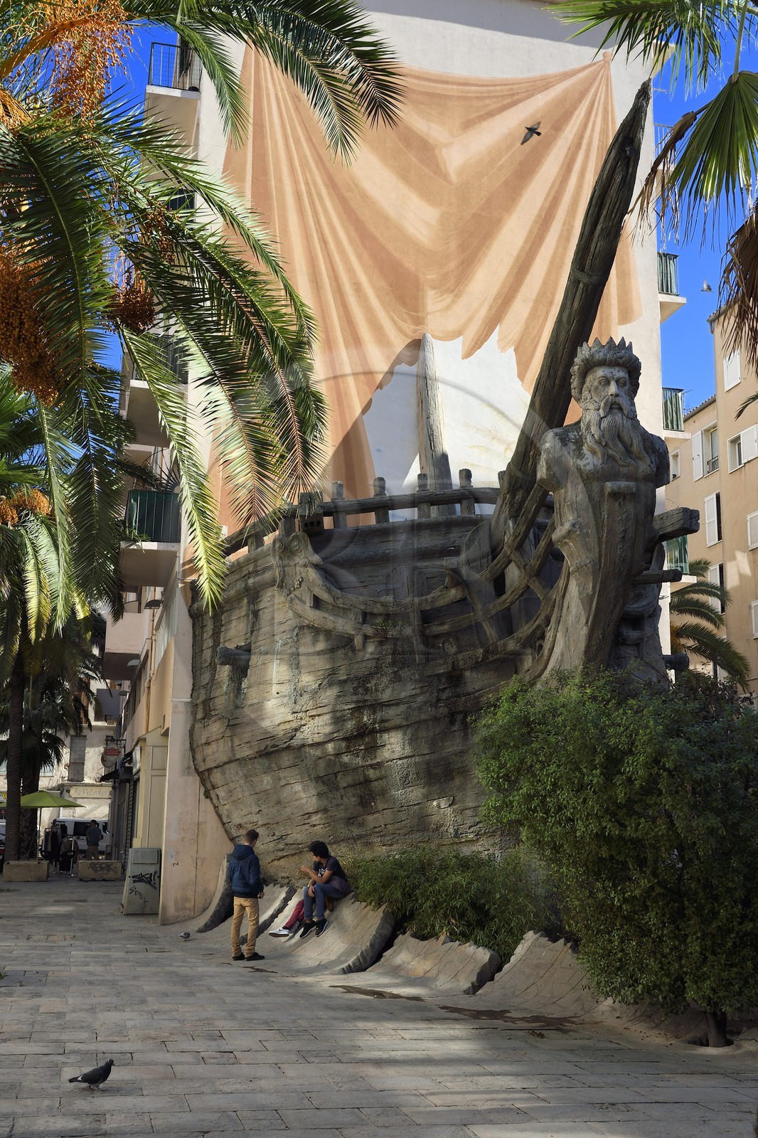 France, Var (83), Toulon, Bateau sculpture avec Neptune en figure de proue sur la place Vatel, rue Vezzani et traverse des Capucins