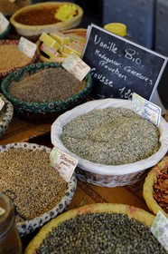 France, Bouches-du-Rhône (13), Aix-en-Provence, marché place de l'Hôtel de ville, étal aux épices