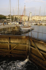 France, Charente-Maritime (17), La Rochelle, le Vieux Port, écluse du bassin à flot