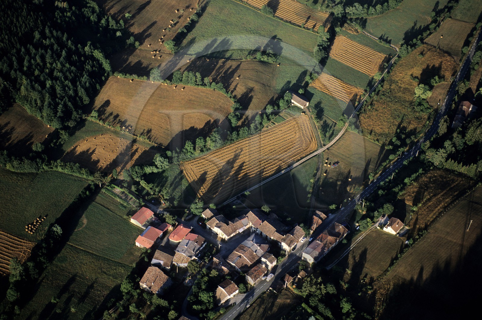 France, Ariège (09), petit hameau dans la région de Bélesta (vue aérienne)