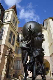 France, Haut-Rhin (68), Colmar, cour du Musée et maison natale de Bartholdi, statue appellée Les Grands Soutiens du Monde