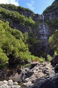 Portugal, Madeira Island, hike in the forest of Rabaçal by the levada do Alecrim, 80 meter high Lagoa do Vento waterfall, lovers