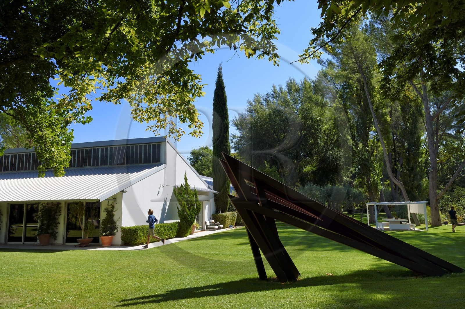 France, Var (83), Le Muy, Fondation Bernar Venet, Sept angles de dimensions et degrés différents, 2014, de Venet devant l'usine