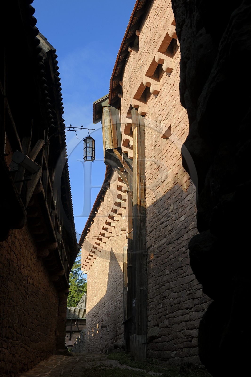 France, Bas-Rhin (67), le château du Haut-Koenigsbourg, lices entre deux remparts
