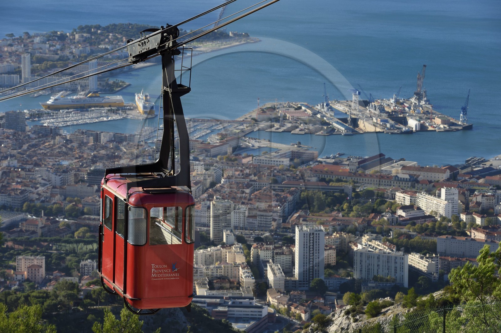 France, Var (83), Toulon, la rade, téléphérique depuis le Mont Faron et le port militaire (Arsenal) en arrière plan
