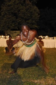 Tanzanie, Dar es-Salaam hôtel Mövenpick, spectacle de danses traditionnelles dans les jardins