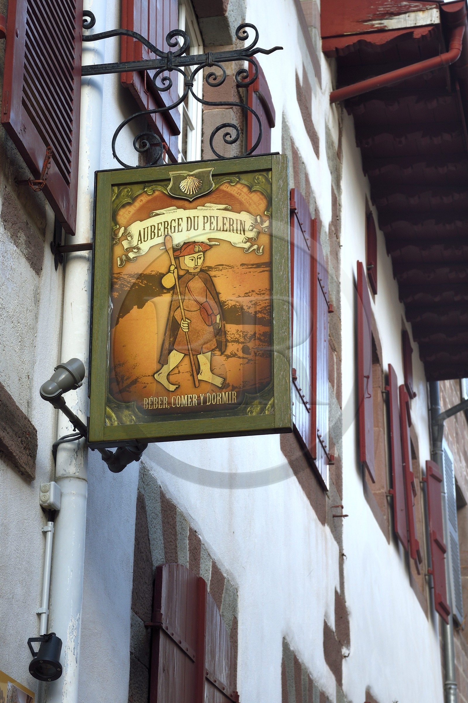 France, Pyrénées-Atlantiques (64), Pays-Basque, Saint-Jean-Pied-de-Port, rue de la Citadelle sur le chemin de Saint-Jacques-de-Compostelle, enseigne de l'auberge du pélerin