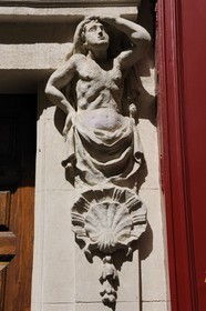 France, Gard (30), Nimes, maison des atlantes fin 17ème siècle au 2 Plan de l’Aspic, la porte d’entrée est encadrée de deux atlantes surmontée d’une architrave moulurée et d’une frise à rinceaux