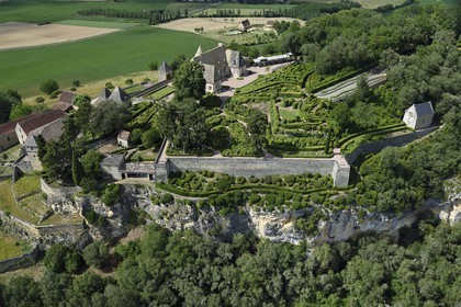 France, Dordogne (24), Périgord Noir, vallée de la Dordogne, Vézac, les jardins du château de Marqueyssac du XVIIIe siècle (vue aérienne)