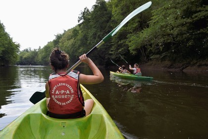 France, Dordogne (24), Périgord Noir, vallée de la Vézère, Saint-Léon-sur-Vézère, labellisé Les Plus Beaux Villages de France, canoe-kayak sur la Vézère