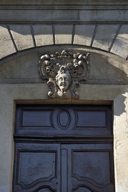 France, Bouches-du-Rhône (13), Arles, porte d'un hotel particulier au 25 rue du Grand Prieuré