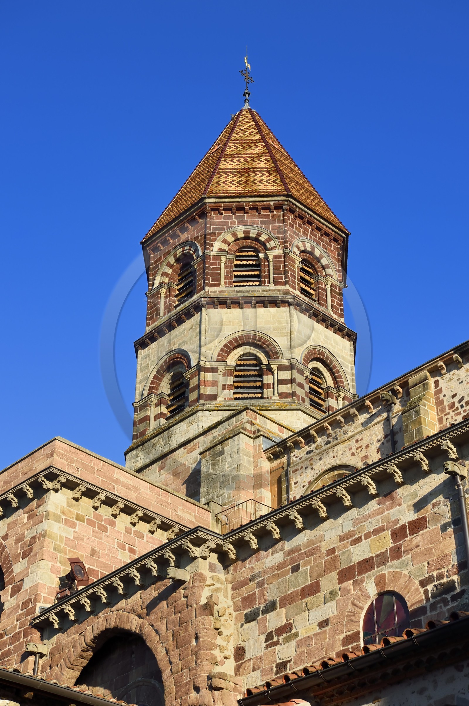France, Haute-Loire (43), Brioude, la Basilique Saint-Julien de Brioude de style roman auvergnat, la tour lanterne