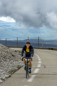 France, Vaucluse (84), Parc Naturel Régional du Mont Ventoux, Bedoin, ascension à vélo du Mont Ventoux par la route D974 sur le versant sud