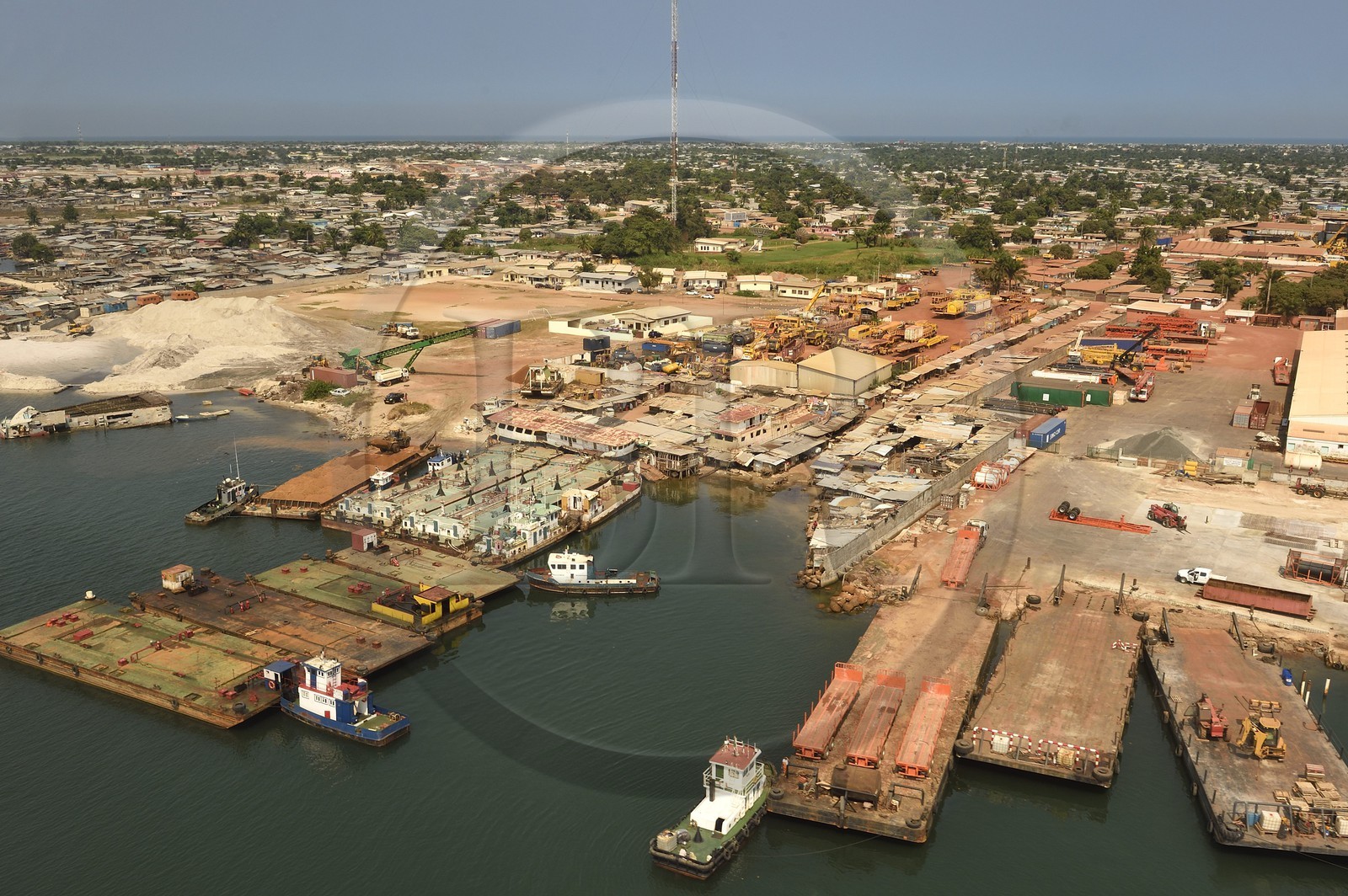 Gabon, Province de Ogooué-Maritime, port des barges de Port-Gentil (vue aérienne)
