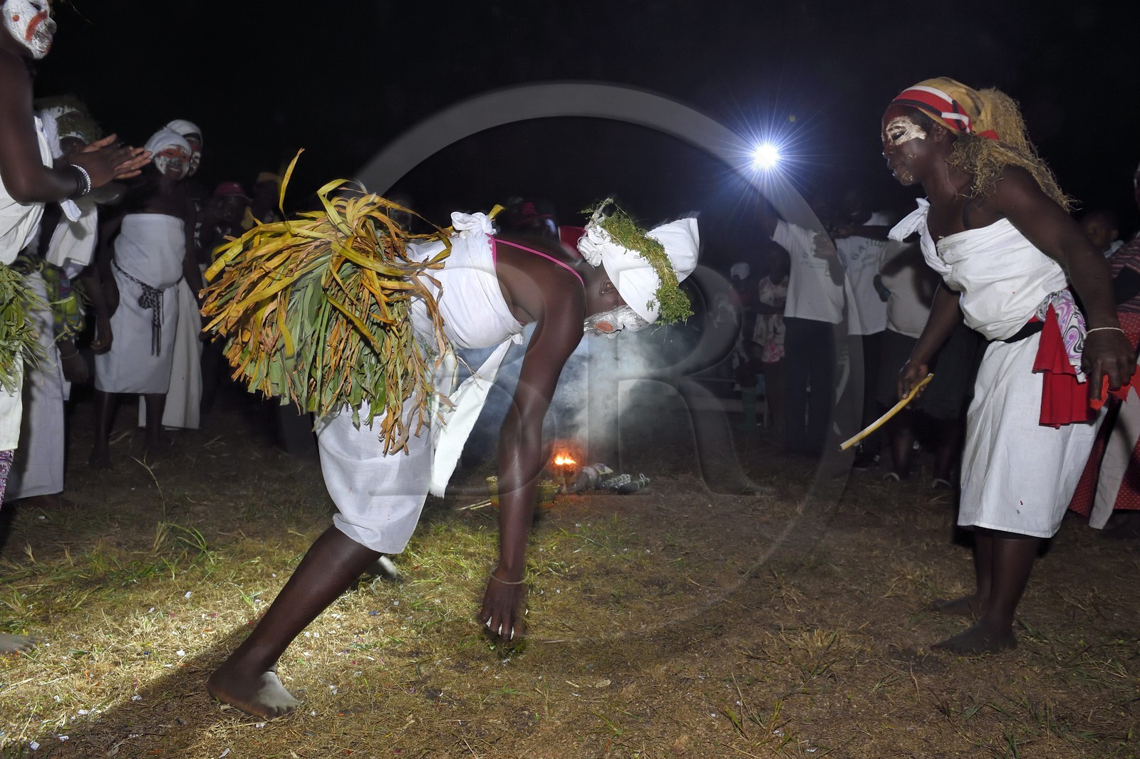 Gabon, province de Ogooué- Maritime, Omboué, région du Loango, danses traditionnelles Nkomi (Myènè)