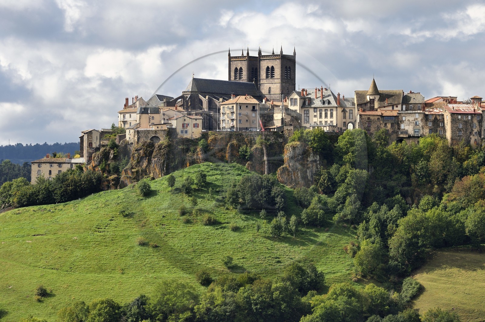 France, Cantal (15), Saint-Flour, la ville haute est située sur la Planèze, grand plateau volcanique du Cantal