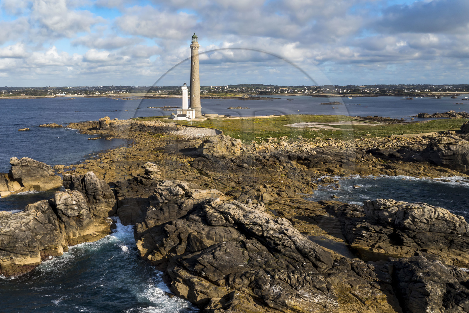 France, Finistère (29), Pays des Abers, Ile Vierge dans l'archipel de Lilia, le phare de l'Ile Vierge, le plus haut phare d'Europe avec 82,5 mètres, et l'ancien phare de 1845 (vue aérienne)