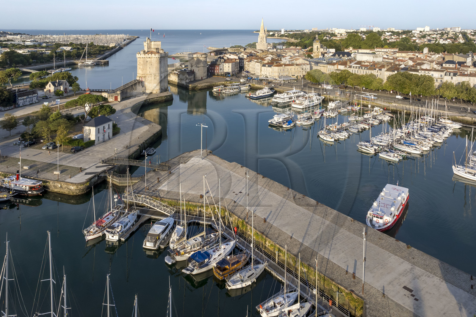 France, Charente-Maritime (17), La Rochelle, la Tour Saint-Nicolas à gauche et la Tour de la Chaîne à droite protègent l'entrée du Vieux Port, le bassin à flot au premier plan et la tour de la Lanterne en arrière plan (vue aérienne)
