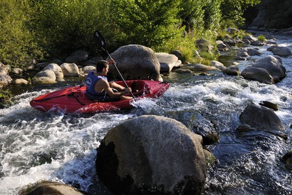 France, Hérault (34), vallée de l' Orb, descente en canoë-kayak de la rivière Orb au moulin de Travassac à Mons la Trivalle, Sylvain Cathala de Ateliers Rivière Randonnées