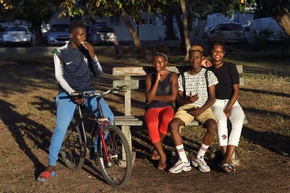 France, Ile de Mayotte, Petite-Terre, Dzaoudzi, adolescents en discussion