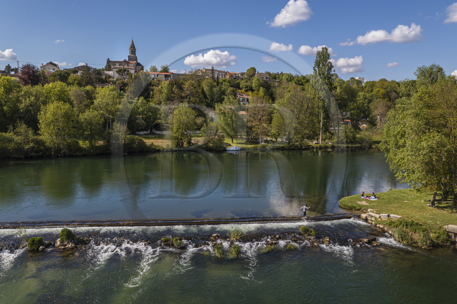 France, Charente (16), Saint-Simeux, petit barrage sur La Charente au niveau de l'écluse le long de la véloroute la Flow Vélo (vue aérienne)