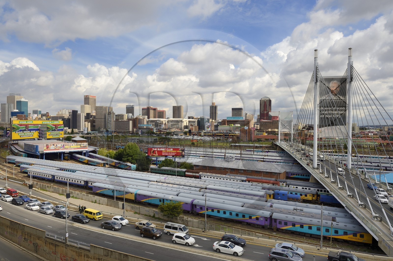 Afrique du Sud, province de Gauteng, Johannesburg, vue sur le pont Nelson Mandela qui surplombe les wagons de trains de Park Station et sur le centre-ville Central Business District depuis le quartier de Braamfontein
