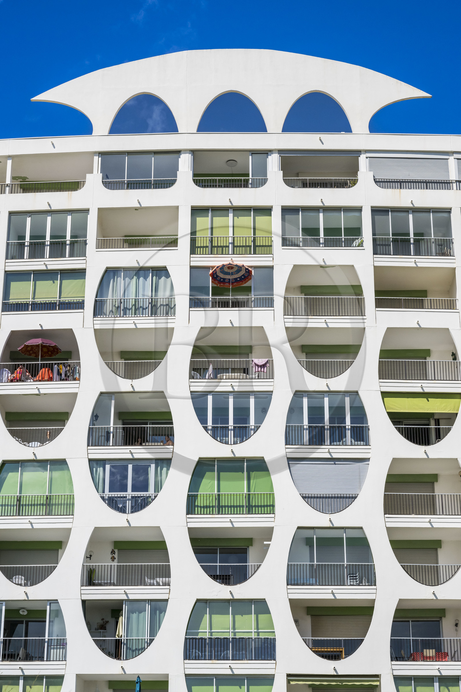 France, Hérault (34), La Grande-Motte, labellisé patrimoine du XXème siècle, quartier du Couchant à l'ouest du port, l'immeuble Le Poseidon des architectes Gilles et Jean Balladur, appartenant au style architectural féminin appelé bonnet d’évêques