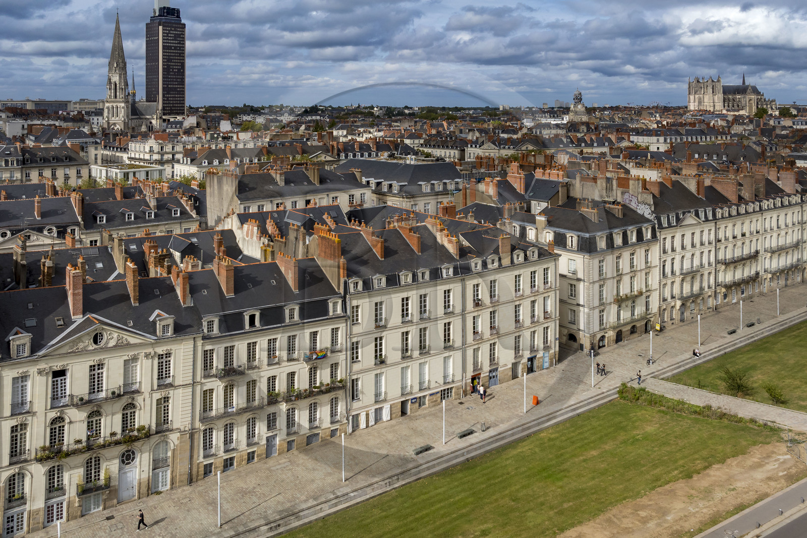 France, Loire Atlantique, Nantes, shipowners' houses on Quai Turenne on the former Ile Feydeau and the Tower of Brittany in the background (aerial view)