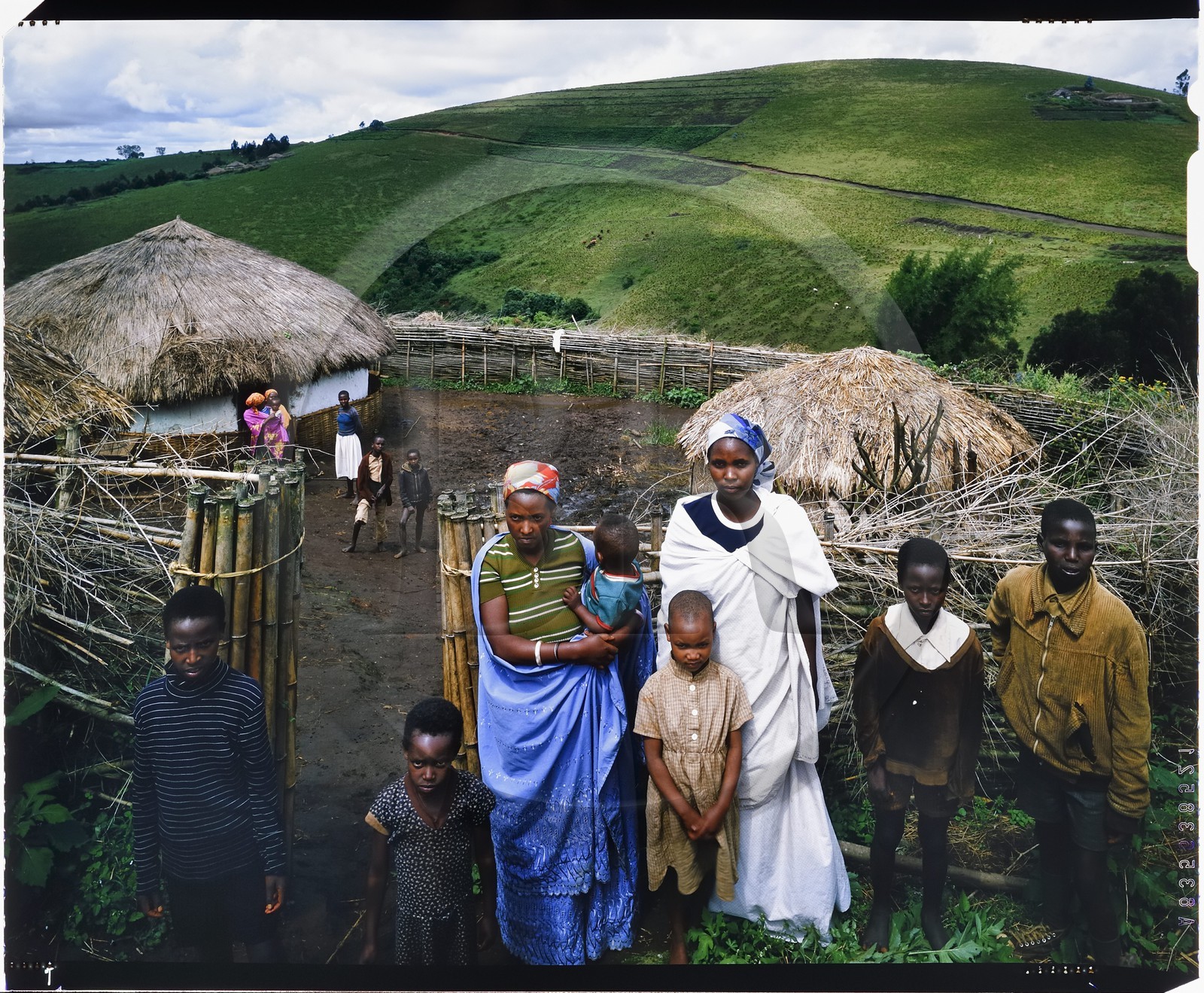 Burundi, province de Bujumbura, région d'Ijenda, famille Tutsi devant l'enceinte principale du rugo (ferme traditionnelle) (reproduction plan-film inversible 4x5)