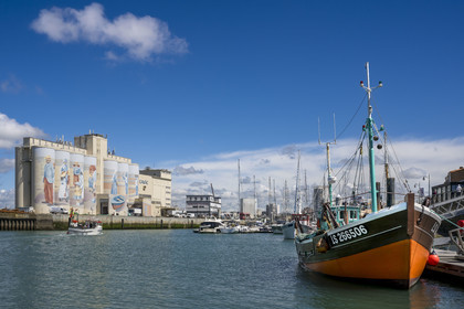 France, Vendée (85), Les-Sables-d'Olonne, le port, fresque retracant l'histoire de la ville peinte sur les silos de la coopérative Cavac par l'artiste basque Taroe
