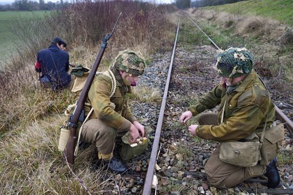 France, Eure (27), Cocherel, Allied Reconstitution Group (association de reconstitution historique de la 2éme Guerre Mondiale US et Maquis), reconstitueurs jouant le rôle de soldats britaniques s'apprétant à saboter une voie de chemin de fer à l'aide d'un explosif plastic sous la vigilance de maquisards des Forces françaises de l'intérieur (FFI)