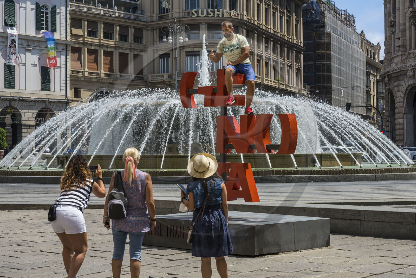 Italie, Ligurie, Gênes, touristes autours des lettres de Genova sur la Piazza Raffaele de Ferrari
