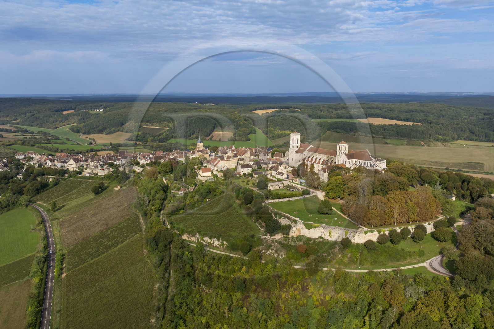 France, Yonne (89), parc naturel régional du Morvan, Vézelay, classé au Patrimoine Mondial de l'UNESCO, labellisé Les Plus Beaux Villages de France, point de départ de l'une des principales voies de pèlerinage de Saint-Jacques-de-Compostelle, la colline et la basilique Sainte-Marie-Madeleine (vue aérienne)