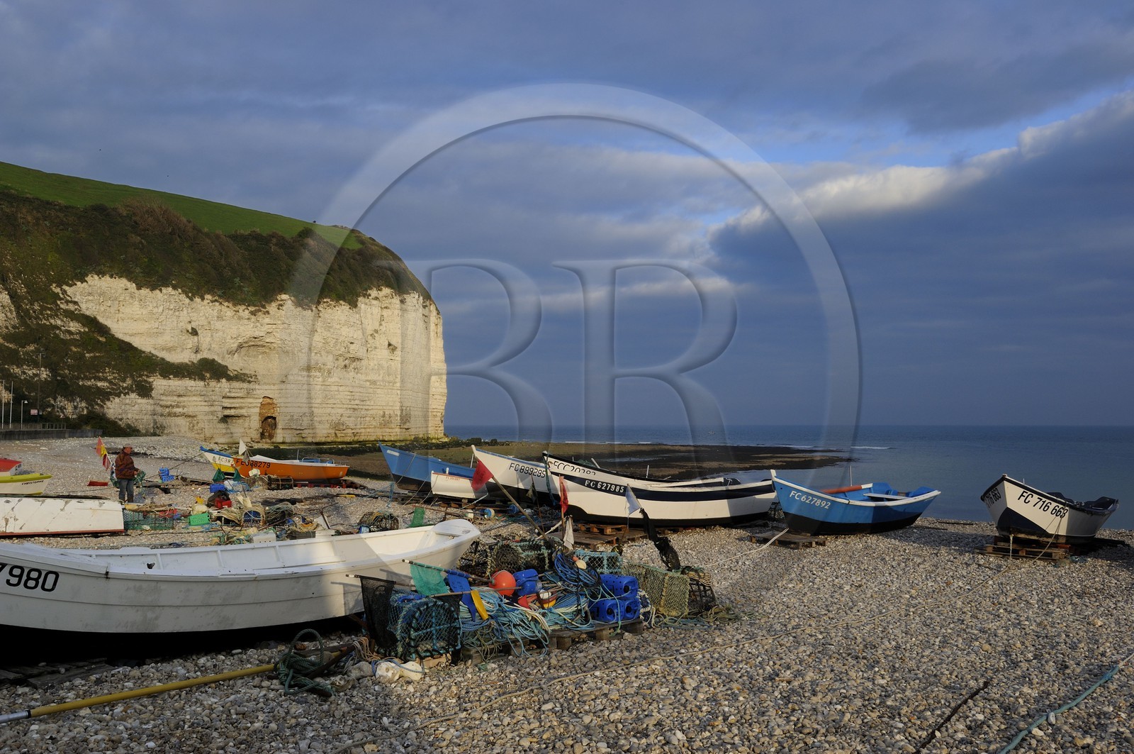 France, Seine-Maritime (76), Côte d'Albâtre, Yport, port d'echouage sur la plage, barques de pêche