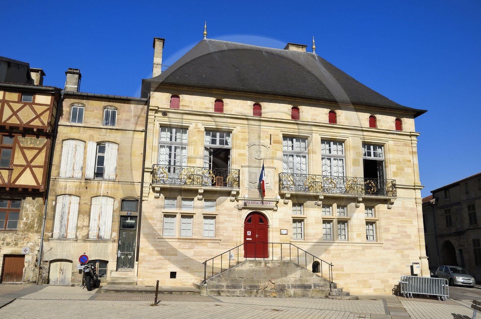 France, Meuse (55), Bar-le-Duc, la ville Haute, la place Saint-Pierre, l'ancien hôtel particulier de Florainville du XVIe siècle est occupé aujourd'hui par le Palais de Justice