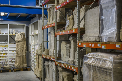 France, Bouches-du-Rhône (13), Arles, musée départemental Arles antique, dans les réserves du musée