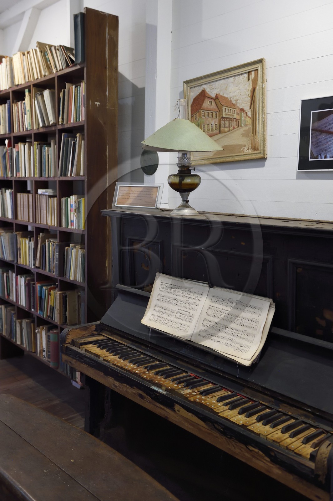 Gabon, Province du Moyen-Ogooué, Lambaréné, l'ancien Hopital Albert Schweitzer devenu musée, le piano sur lequel le docteur aimait jouer du Bach