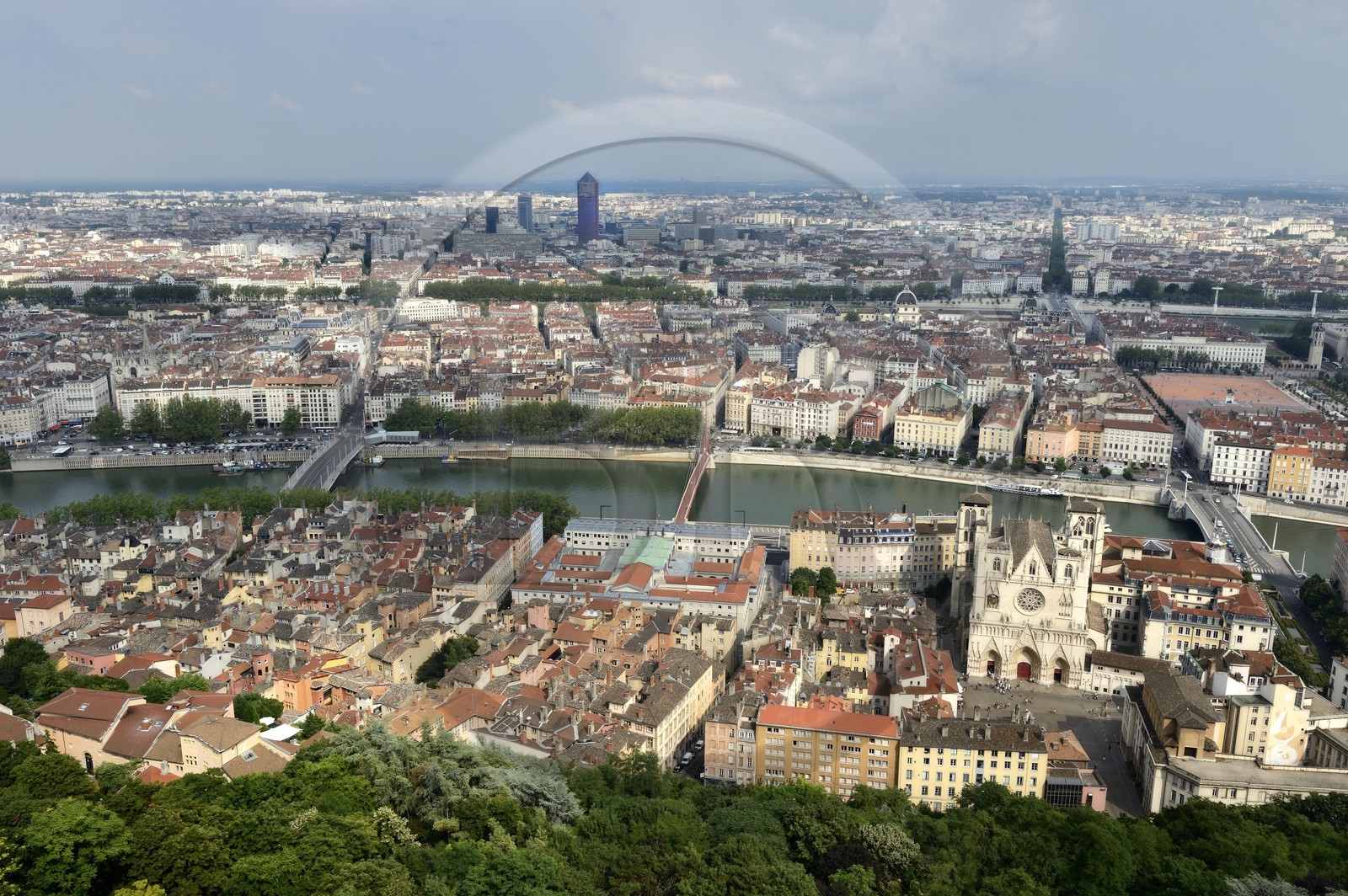 France, Rhône (69), Lyon, site historique classé Patrimoine Mondial de l'UNESCO, Vieux Lyon, la cathédrale (primatiale) Saint Jean et le quartier de la Presqu'Ile en arrière plan