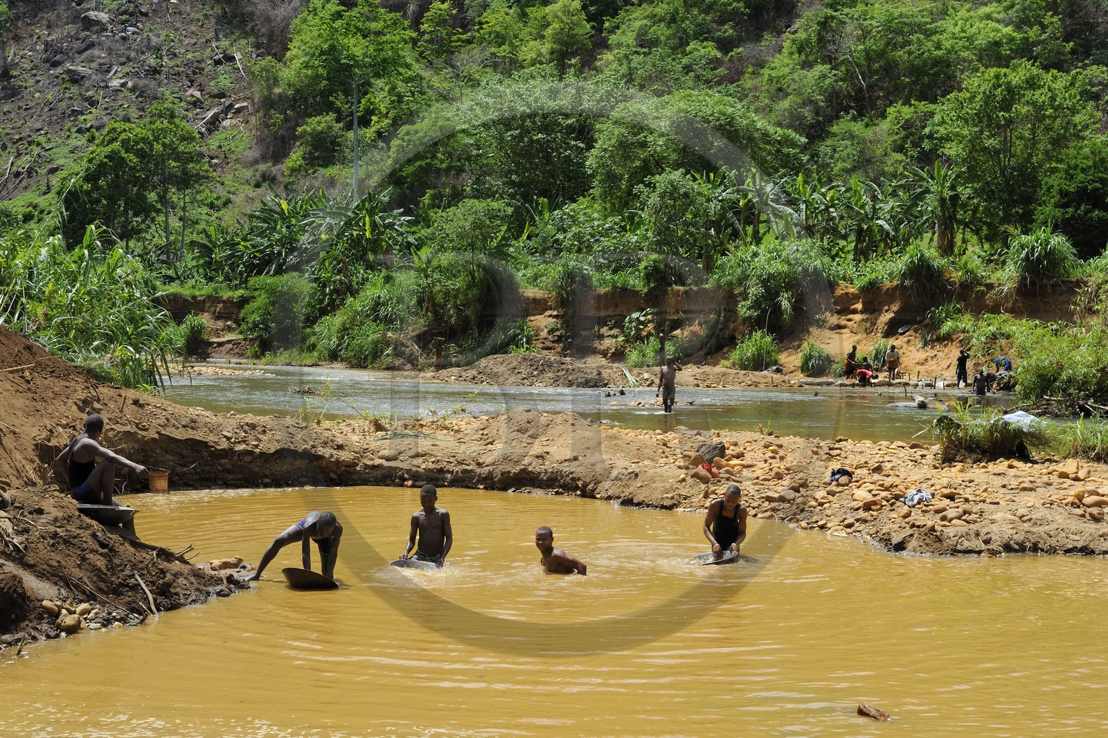 Tanzania, Morogoro district, Uluguru mountains, gold diggers on the river Ruvu
