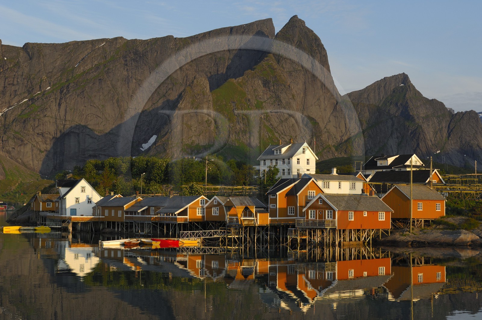 Norway, Nordland County, Lofoten Islands, Moskenes island , fishermen's village of Reine under the midnight sun