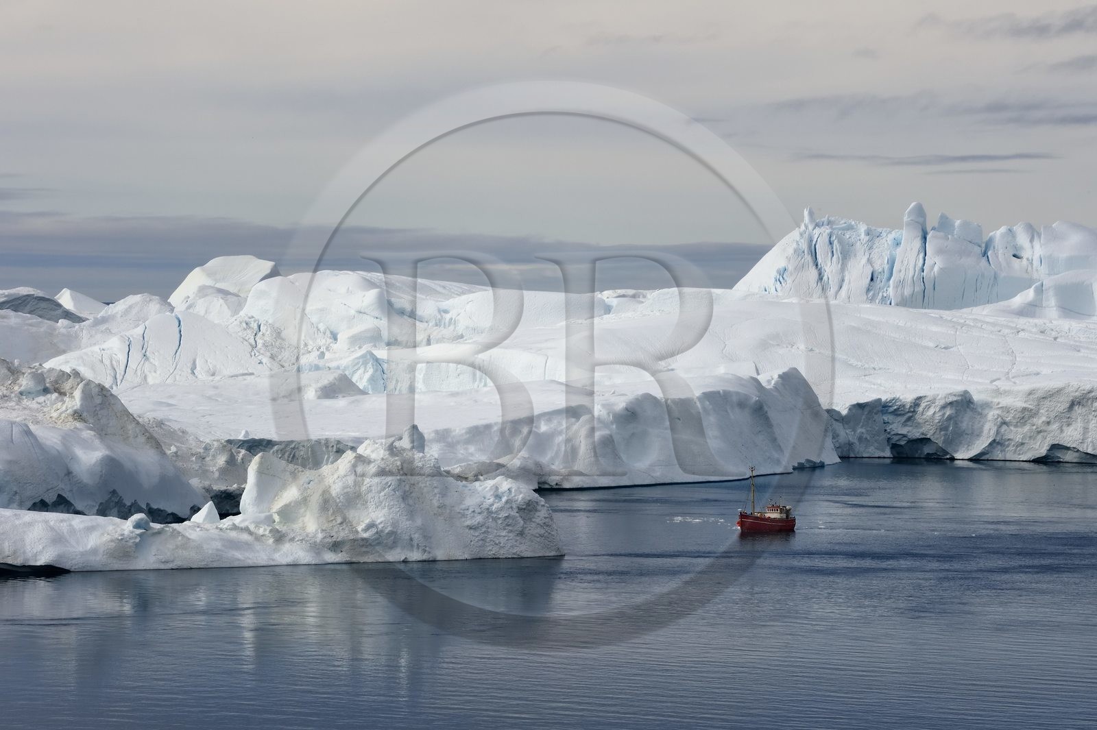 Groenland, cote ouest, baie de Disko, Ilulissat, fjord glacé classé Patrimoine Mondial de l'UNESCO qui est l’embouchure maritime du glacier Sermeq Kujalleq (Jakobshavn Glacier), bateau de pêche au pied des icebergs