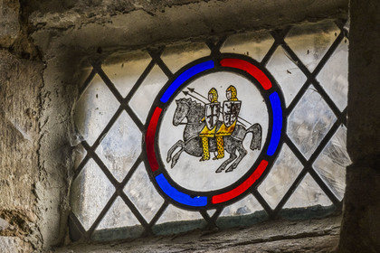 France, Aveyron (12), Causses et les Cévennes, paysage culturel de l'agro-pastoralisme méditerranéen, classés Patrimoine Mondial de l'UNESCO, La Couvertoirade, labellisé Les Plus Beaux Villages de France, village fortifié sur le plateau du Larzac, vitrail représentant deux cavaliers sur un même cheval, thême de l'ordre de Temple