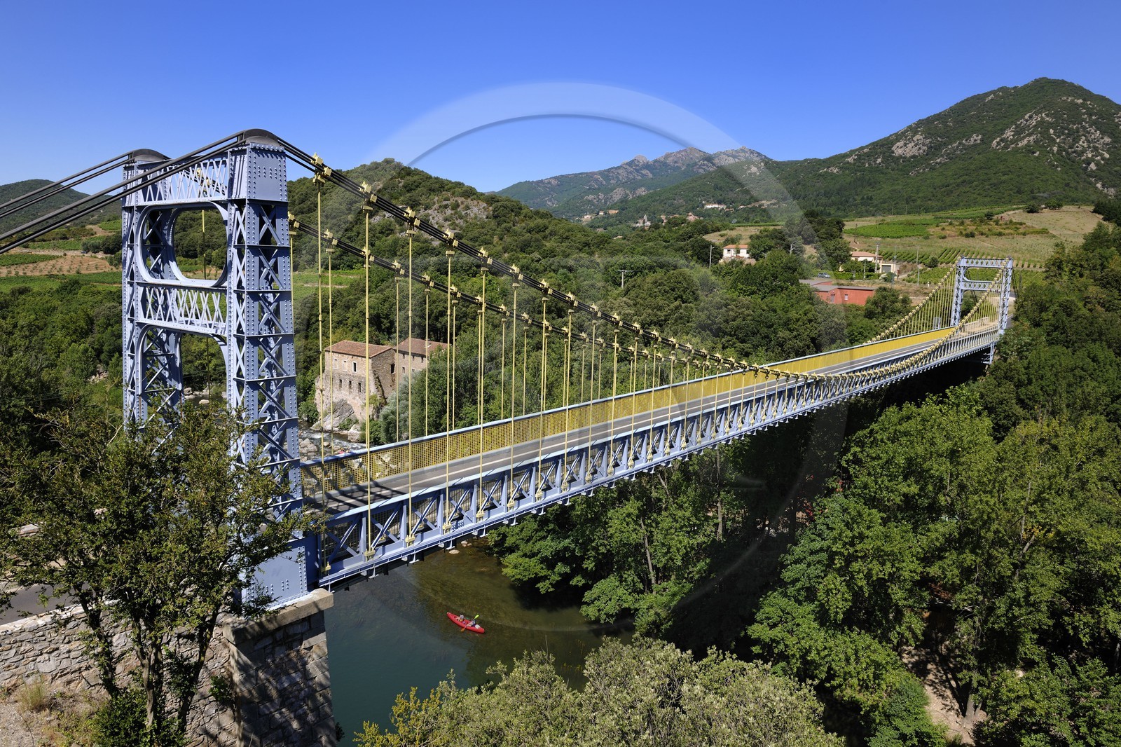 France, Hérault (34), vallée de l' Orb, le pont suspendu au dessus de la rivière Orb au moulin de Travassac à Mons la Trivalle