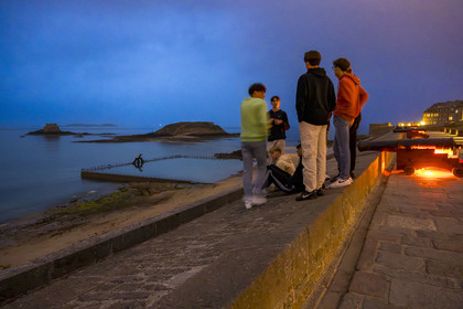 France, Ille-et-Vilaine (35), Côte d'Emeraude, Saint-Malo, canons sur les remparts au bastion de la Hollande, la piscine d'eau de mer et les forts de Petit et Grand Bé en arrière plan