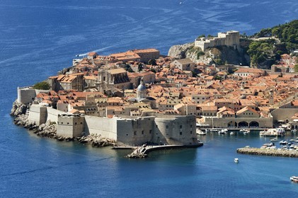 Croatie, Dalmatie, cote dalmate, Dubrovnik, centre historique classé Patrimoine Mondial de l'UNESCO, vue générale depuis la route de la corniche littorale