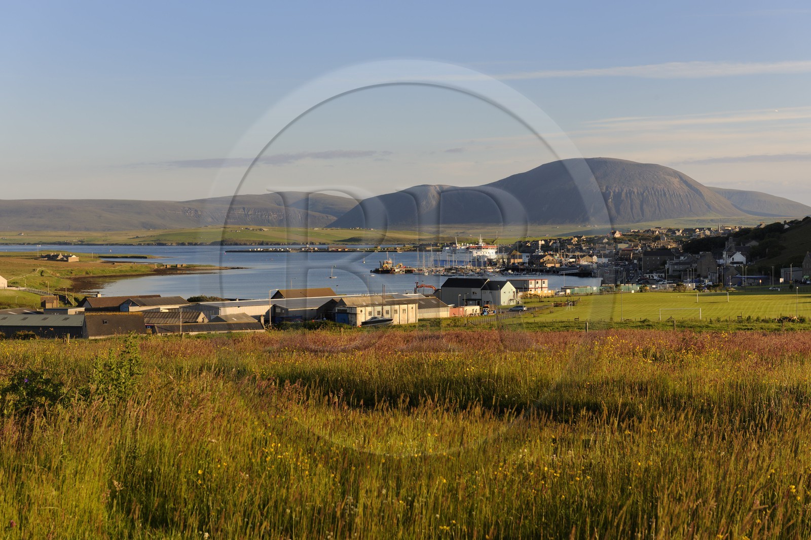 Royaume-Uni, Ecosse, Iles Orcades, Ile de Mainland, le port de Stromness devant Ward Hill sur Hoy qui est la plus haute colline dans les Orcades