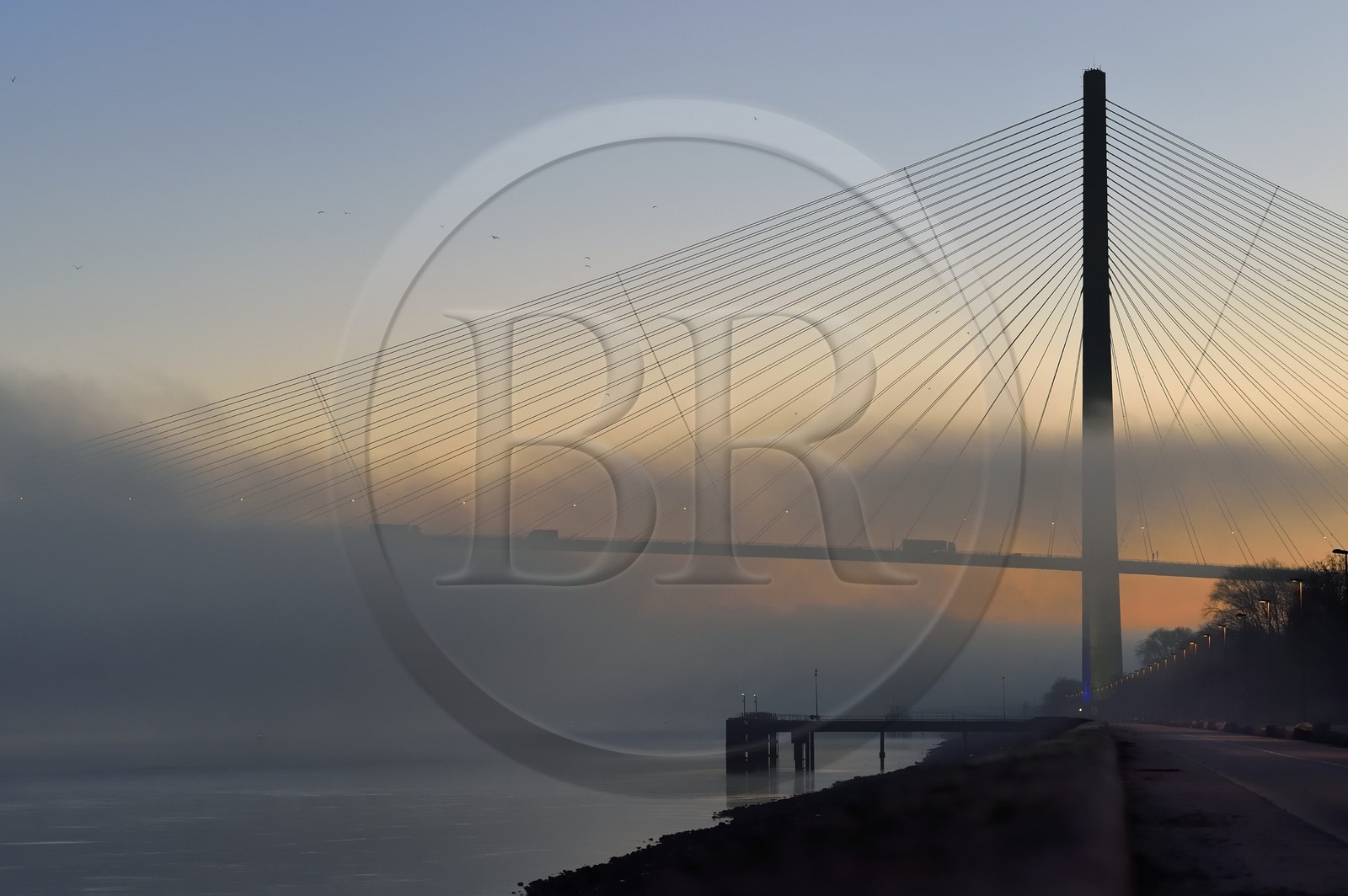 France, entre Calvados (14) et Seine-Maritime (76), le Pont de Normandie dans les brumes de l'aube, il enjambe la Seine pour relier les villes de Honfleur et du Havre