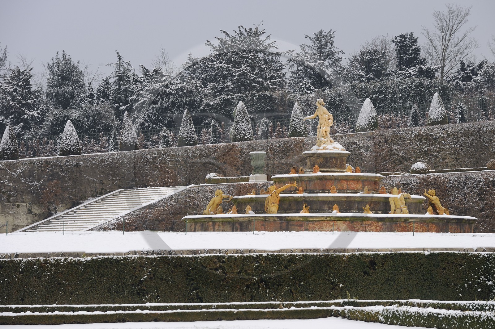 France, Yvelines (78), parc du château de Versailles sous la neige, classé Patrimoine Mondial de l'UNESCO, le Bassin de Latone